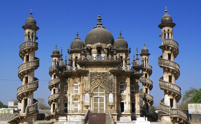 Bahauddin Makbara, mausoleum of the Wazir of Junagadh, Gujarat By Raveesh Vyas - https://commons.wikimedia.org